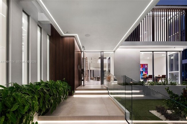 Building Photo - 501 Palm Dr