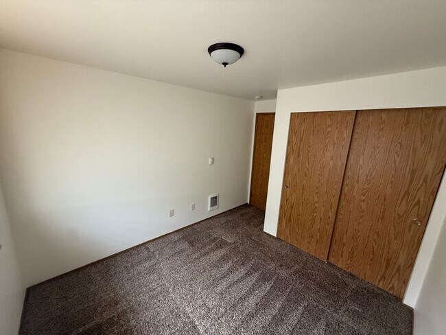 Building Photo - Puyallup 2 PLUS bedroom, 2 bath Large dupl...