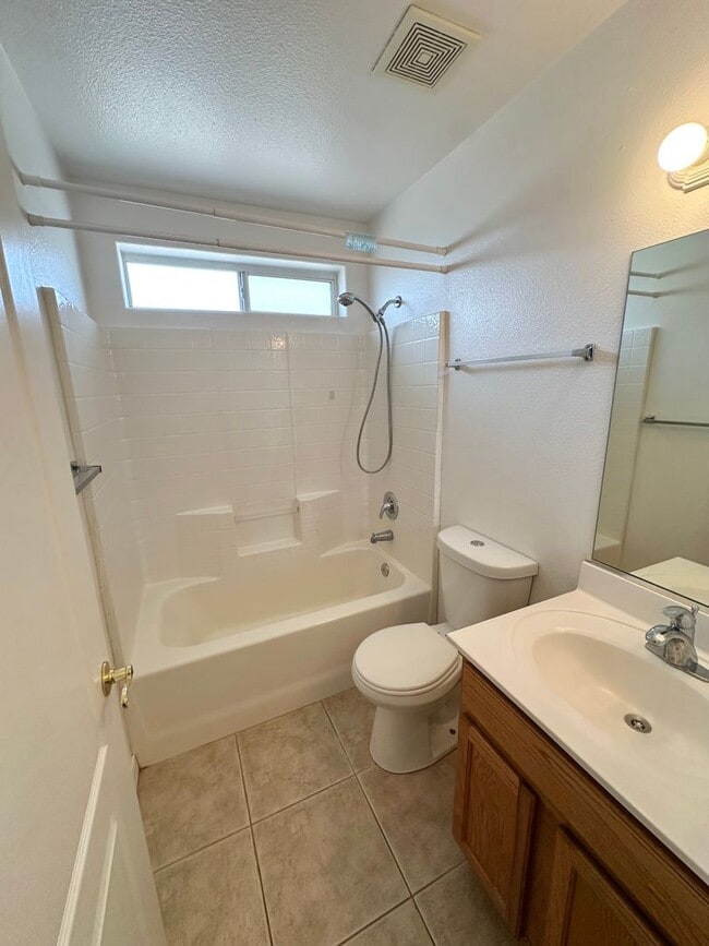 Building Photo - Great 3 Bedroom Home with Detached Garage!