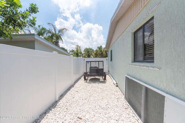 Building Photo - 347 S Lakeside Dr