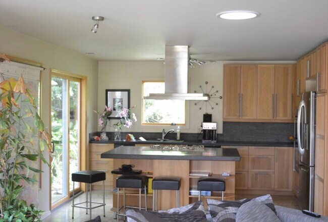 Building Photo - 916 Via Brocha Via