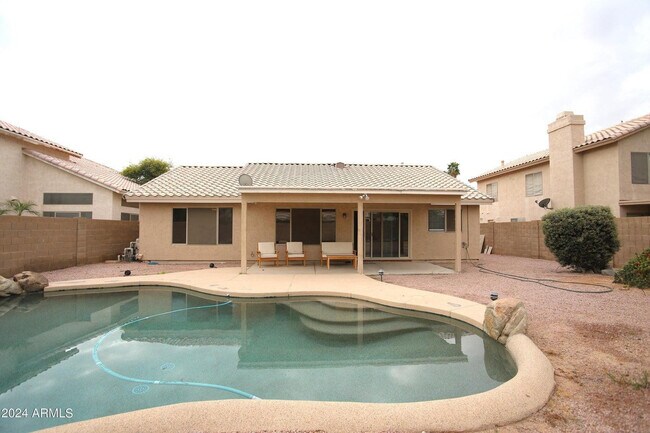 Building Photo - 1130 W Raven Dr