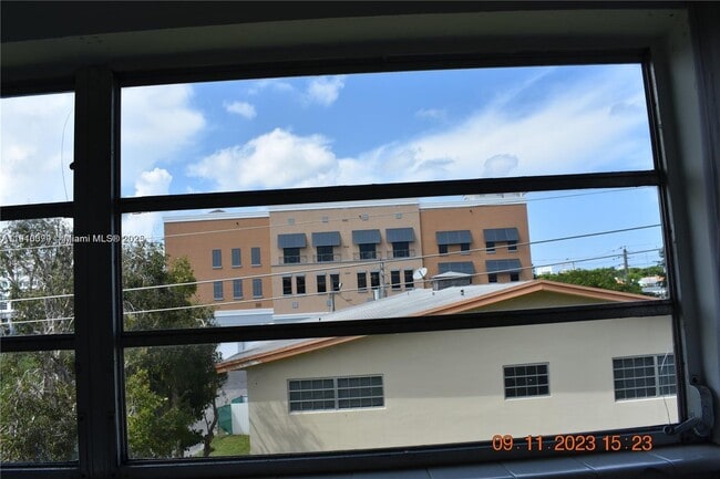 Building Photo - 1885 NE 121st St