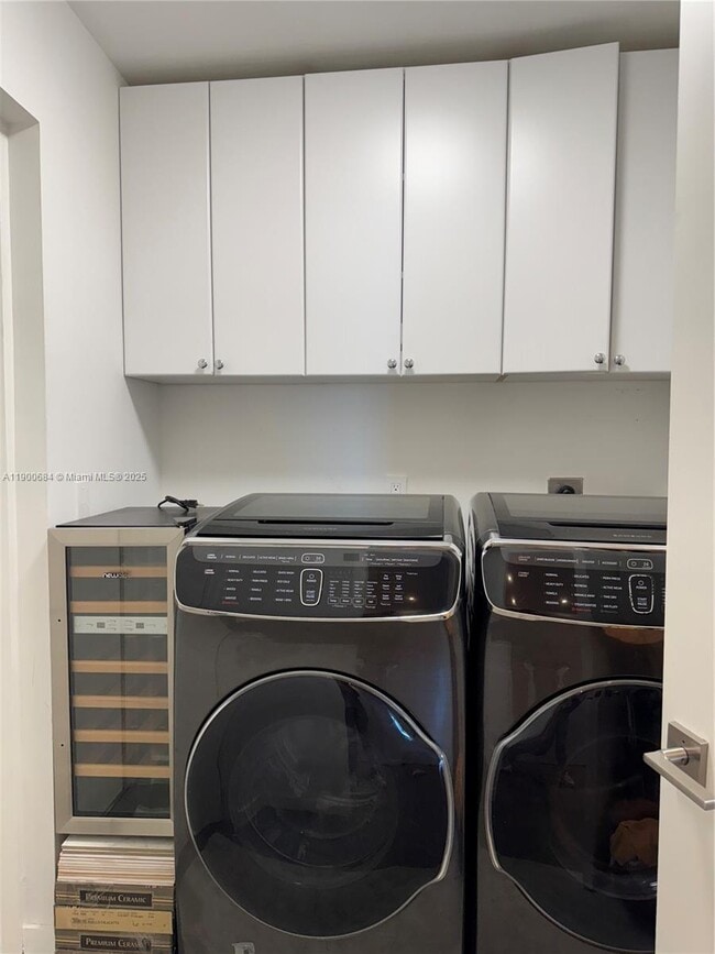 Building Photo - 2020 N Bayshore Dr