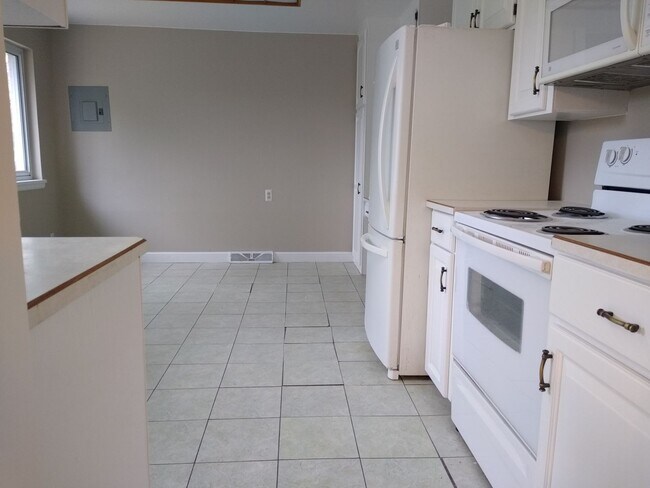 Building Photo - Stunning 4 bedroom 2 bath Virginia Village...