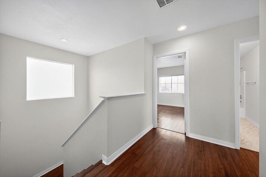 Building Photo - 40677 Cartier St