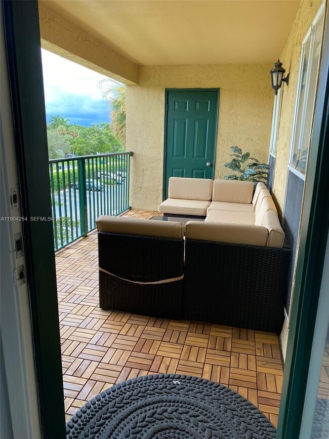 Building Photo - 833 Riverside Dr