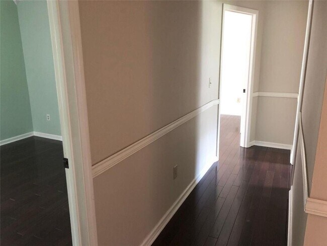 Building Photo - 2408 Crooked Tree Ct NE