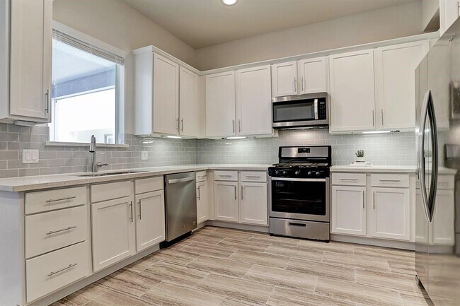 Building Photo - 8808 Hollister Pine Ct