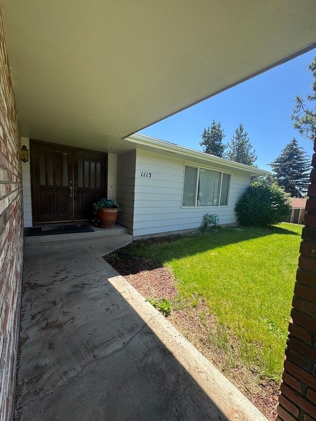 Building Photo - 3 bed 2 bath house with attached garage an...