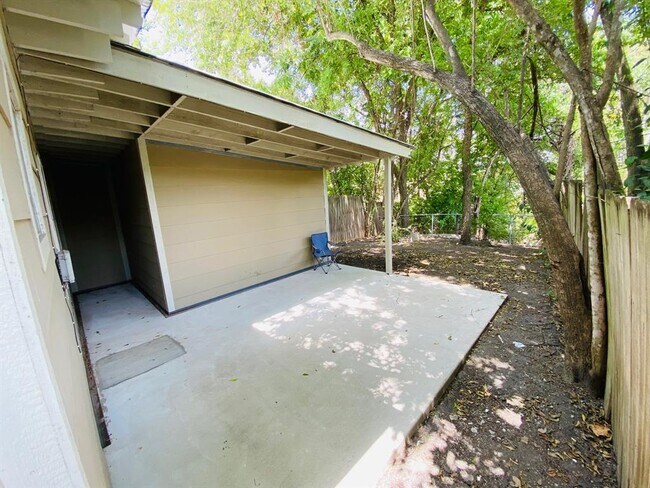Building Photo - 3711 Vineland Dr
