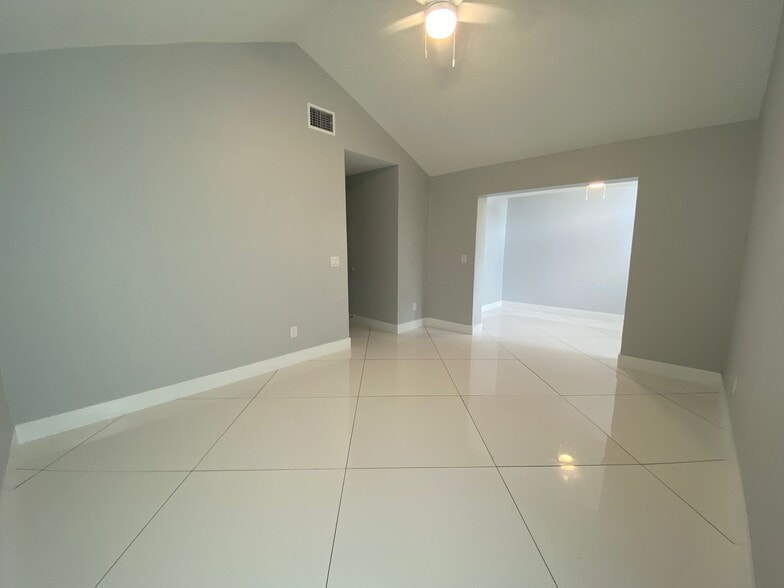 Building Photo - 2032 Gregory Dr