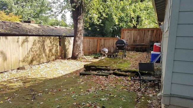 Building Photo - 10535-10535 NE Fremont St