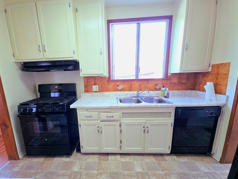 Kichen - 10740 Galvin St