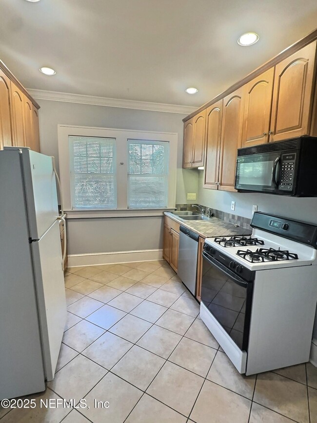 Building Photo - 1732 Naldo Ave