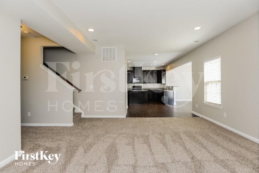 Building Photo - 825 Wingthorn Rose Dr