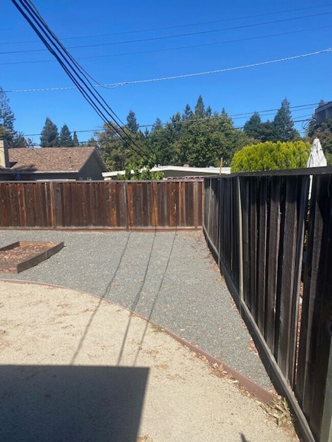 Building Photo - 577 S Eden Ave