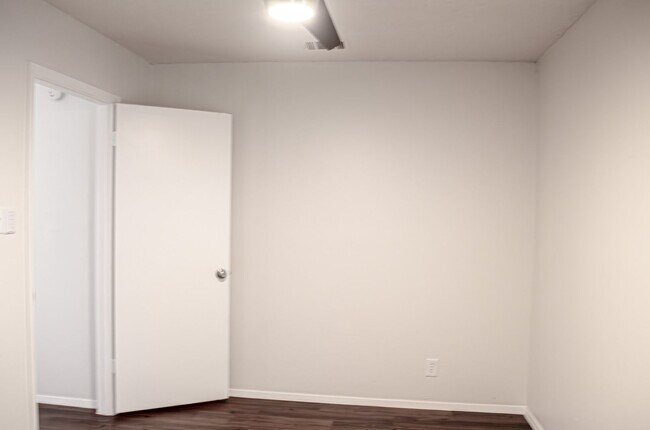 Building Photo - 2 Bed/ 1 Bath With Easy Access to 183/290 and 35