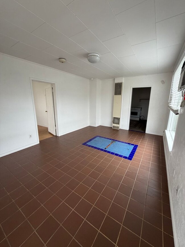 Building Photo - 2 bedroom, 2 bathroom house.