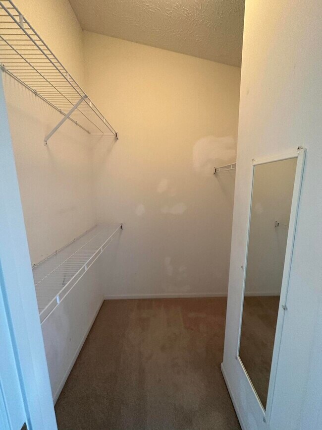 Building Photo - 600 Vincent Way