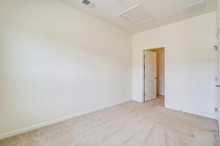 Building Photo - 725 Apple Orchard Dr