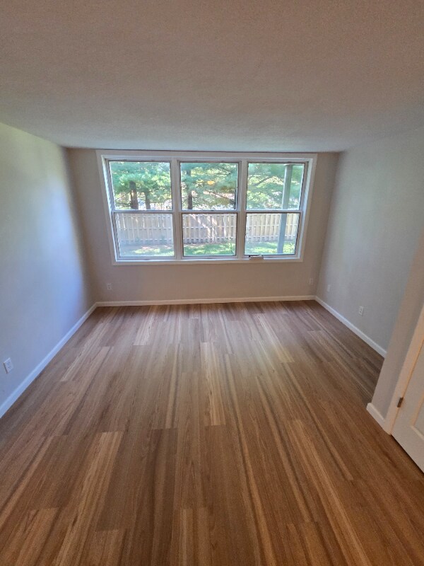 Building Photo - 1349 Main St