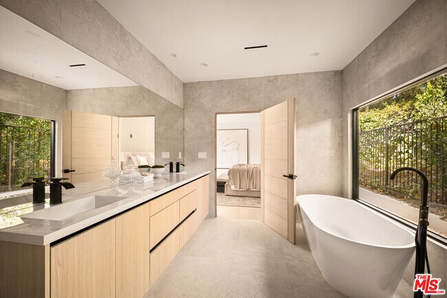 Building Photo - 18155 Lake Encino Dr