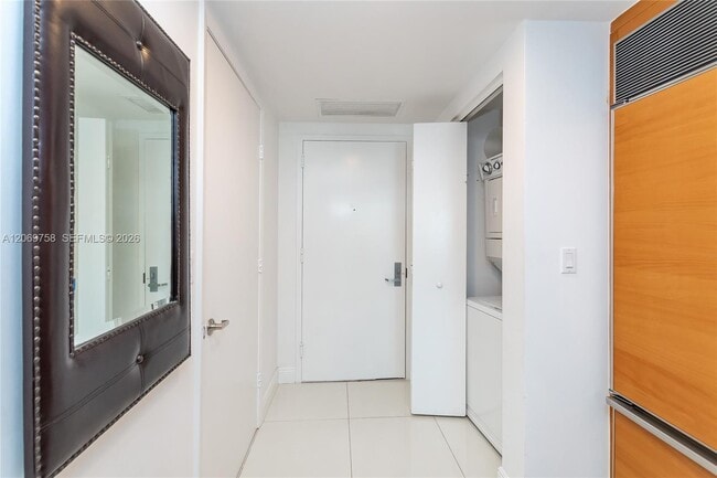 Building Photo - 475 Brickell Ave