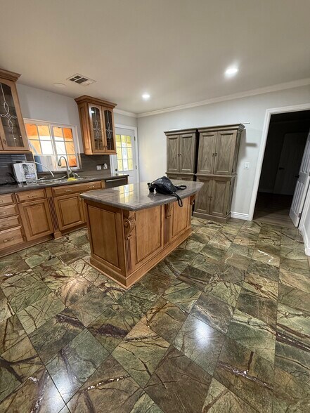 Kitchen - 1125 Stanley Ave