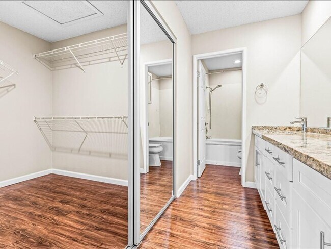 Building Photo - Pets Welcome!  2 bedroom, 2 bathroom single story townhouse