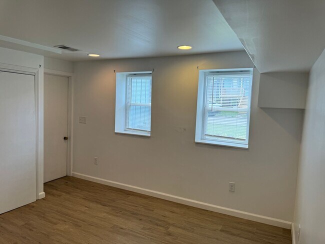 Building Photo - 4 BED, 3 BATH, Fully renovated Single Fami...