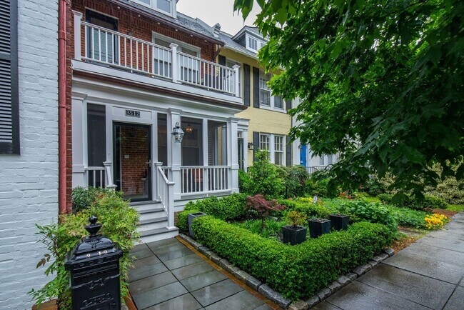Building Photo - Renovated Contemporary - Available FURNISHED or unfurnished RENTAL