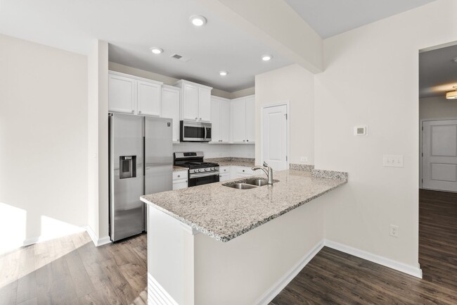 Building Photo - 3 BR, 2.5 BA Townhome, 6-12 month lease av...