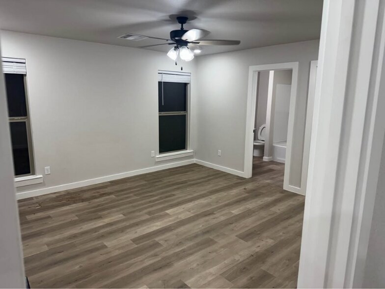 Building Photo - 400 Panhandle Dr