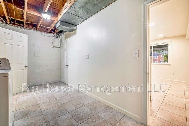 Building Photo - 1302 Hillsway Ct