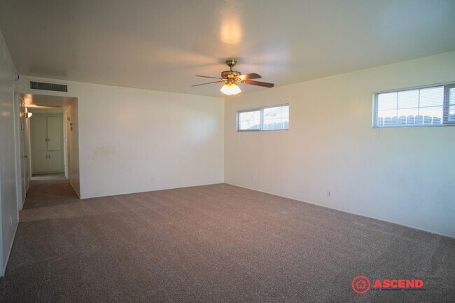 Building Photo - Cute Home Near Valley Plaza Mall!