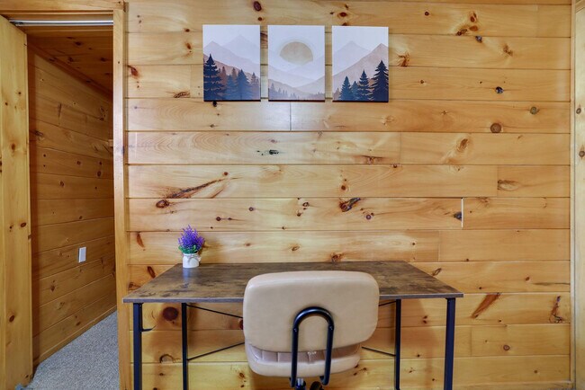 Building Photo - 255 Hillary Dr W