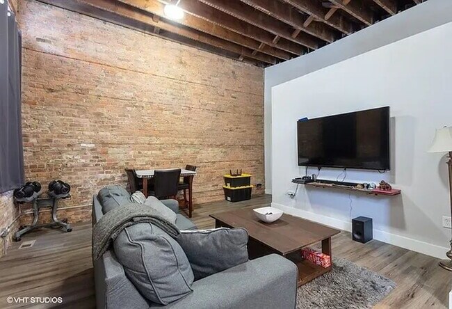 Building Photo - Located in the heart of Pilsend