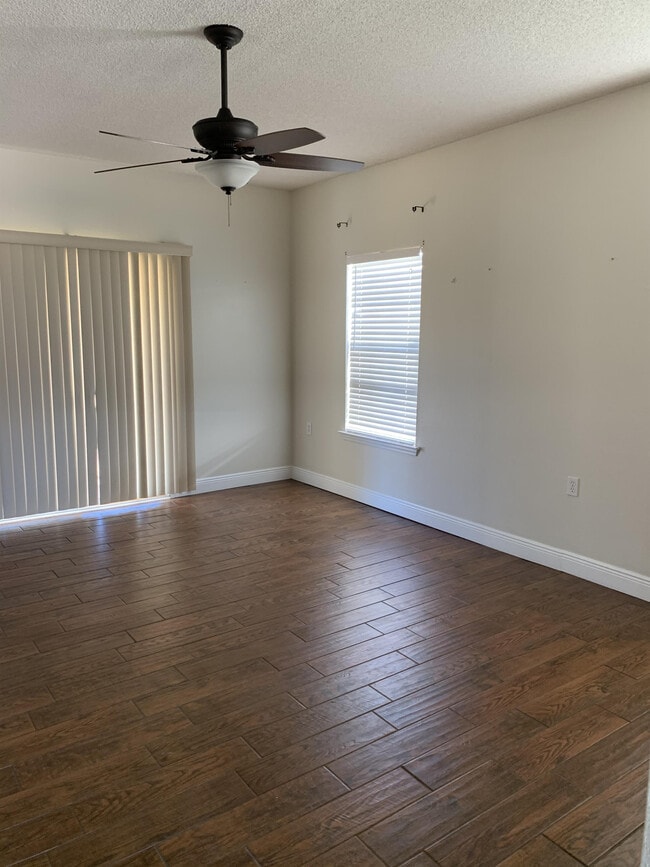 Building Photo - 8949 Camelot Pl