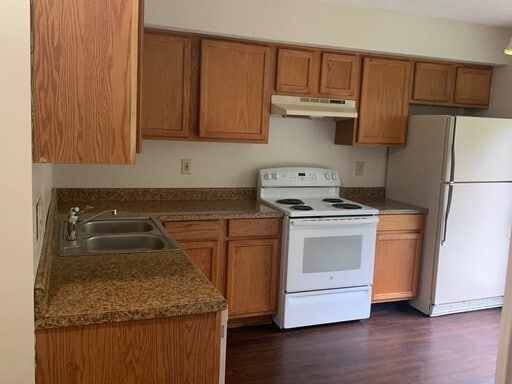 Building Photo - Huge 4 Bedroom 2 bath House with Garage
