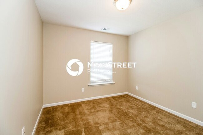 Building Photo - 4 Bedroom Pet-Friendly Home in Louisville, KY with Main Street Renewal