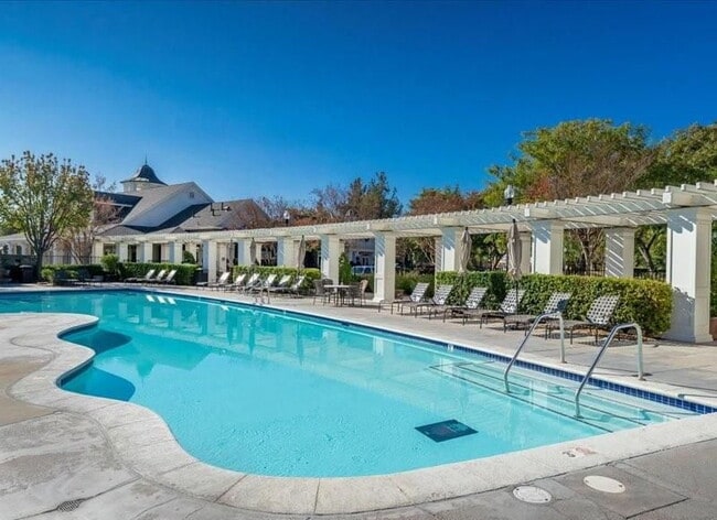 Building Photo - Refined Living in the Heart of Valencia