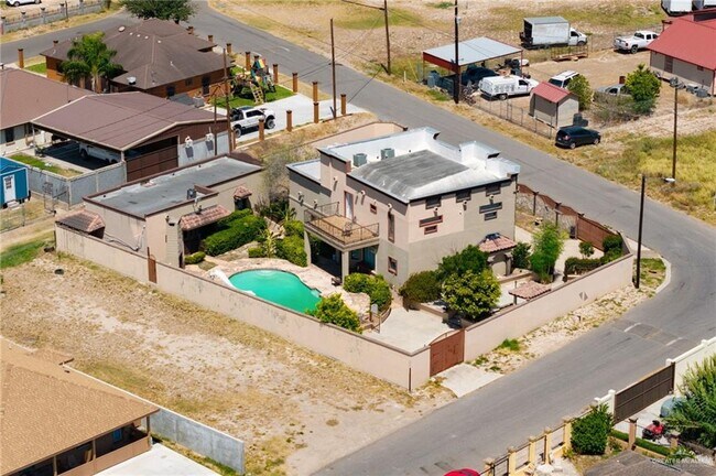 Building Photo - 682 Alto Bonito St