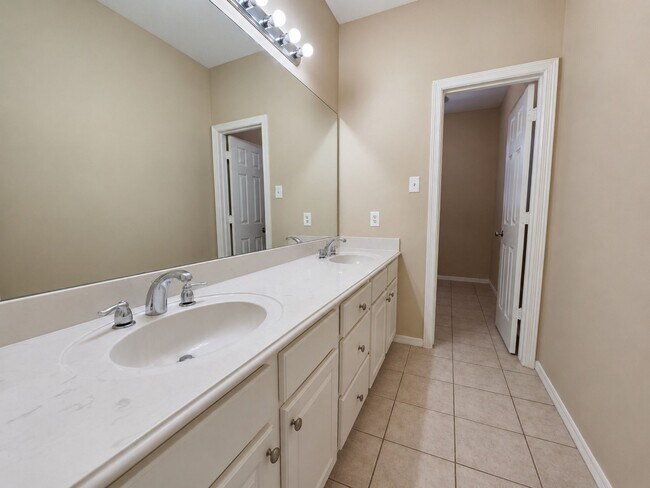 Building Photo - 2409 Deerwood Ct
