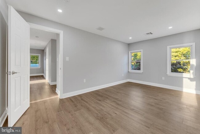 Building Photo - 15 N Main St