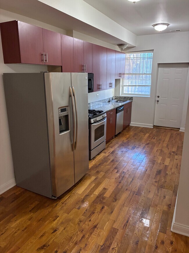 Building Photo - Normal