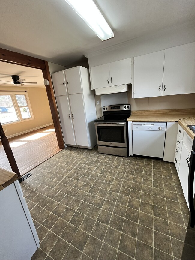 Building Photo - 600 Glendale Pl