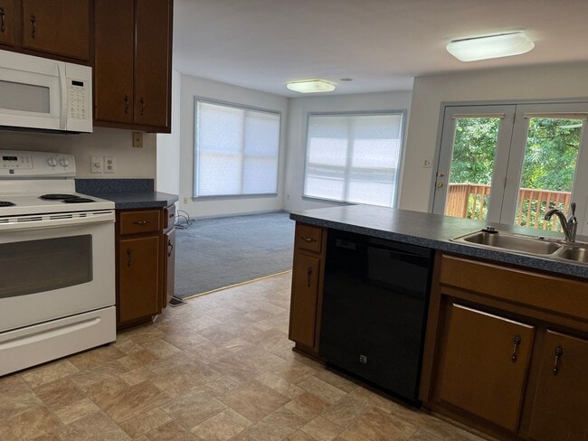 Building Photo - 3 bedroom 2.5 bath house with basement