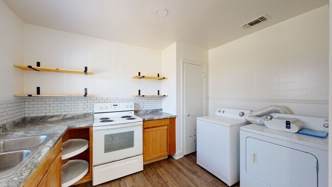 Building Photo - HUGE PRICE IMPROVEMENT $995!!!!