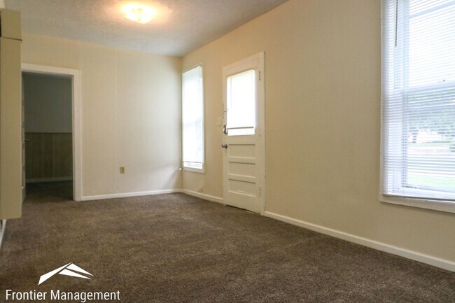 Building Photo - Charming Home  in a Quiet Community!